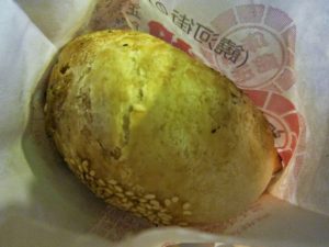 Fresh Fuzhou-style pepper biscuit (hujiao bing) cut open showing minced meat filling