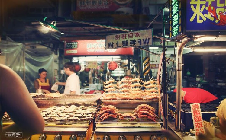 Grilled seafood skewers and crabs at a Kaohsiung night market stall