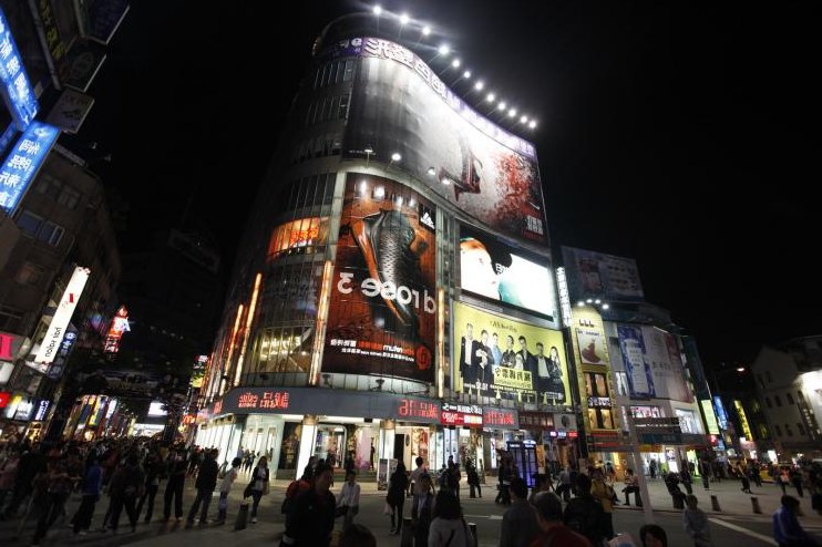 Travel scene from Taipei city streets
